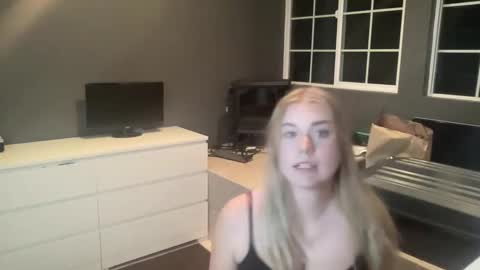 Snapshot of dumbblondexoxo chatting on 12-12-24, 06:47 dumbblondexoxo online show from 12-12-24, 06:47