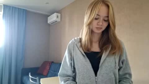 Snapshot of dustidickirson chatting on 10-12-25, 12:26 Alisa online show from 10-12-25, 12:26