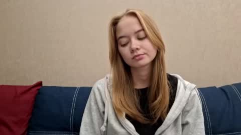 Snapshot of dustidickirson chatting on 10-19-25, 11:44 Alisa online show from 10-19-25, 11:44