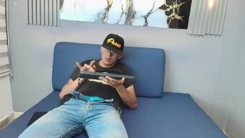 Snapshot of dylan_scott21 chatting on 10-21-25, 07:36 DYLAN online show from 10-21-25, 07:36
