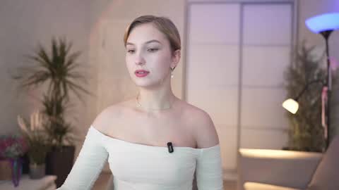 Snapshot of e_m_m_i_e chatting on 02-21-25, 11:43 Emily online show from 02-21-25, 11:43