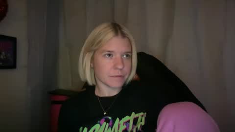 Snapshot of ebony8ivory chatting on 11-03-25, 01:40 americnbarbie online show from 11-03-25, 01:40