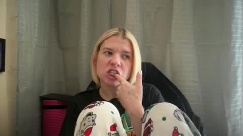 Snapshot of ebony8ivory chatting on 11-07-25, 06:52 americnbarbie online show from 11-07-25, 06:52