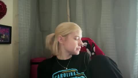 Snapshot of ebony8ivory chatting on 11-19-25, 08:31 americnbarbie online show from 11-19-25, 08:31