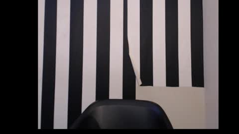 Queen online show from 12-15-25, 10:41