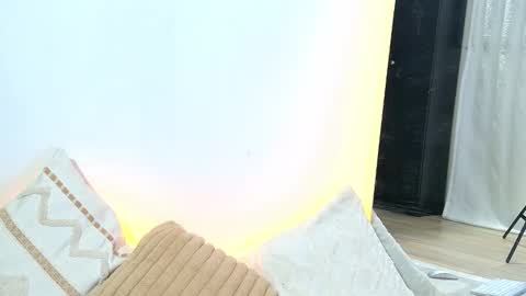 elaravennori online show from 01-17-26, 01:32