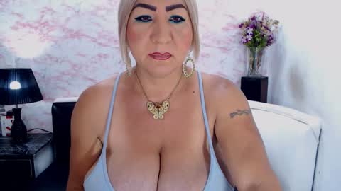 Snapshot of elektra_4_you chatting on 03-12-25, 12:26 XIOMY give LIKE on my page online show from 03-12-25, 12:26