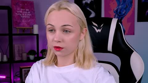 Snapshot of elenamonroee chatting on 10-13-25, 02:55 elenamonroee online show from 10-13-25, 02:55