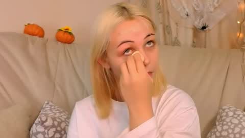 Snapshot of elenamonroee chatting on 10-20-25, 05:19 elenamonroee online show from 10-20-25, 05:19
