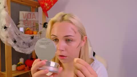 Snapshot of elenamonroee chatting on 10-21-25, 03:40 elenamonroee online show from 10-21-25, 03:40