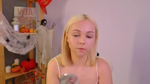 Snapshot of elenamonroee chatting on 10-22-25, 04:57 elenamonroee online show from 10-22-25, 04:57