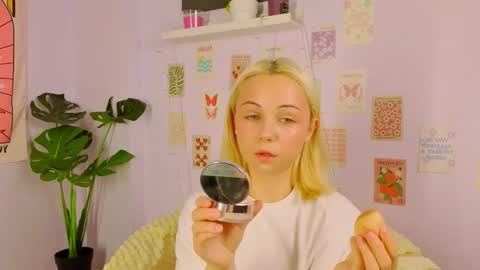 Snapshot of elenamonroee chatting on 10-24-25, 03:25 elenamonroee online show from 10-24-25, 03:25