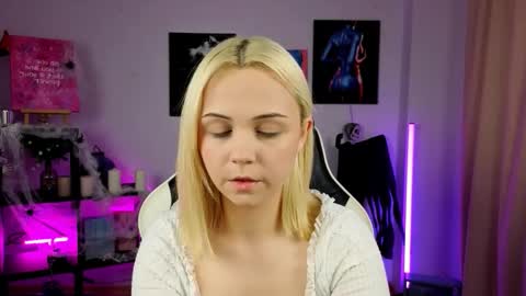 Snapshot of elenamonroee chatting on 10-26-25, 09:37 elenamonroee online show from 10-26-25, 09:37