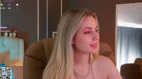 Snapshot of elina_nortas chatting on 02-05-25, 07:29 Elina online show from 02-05-25, 07:29