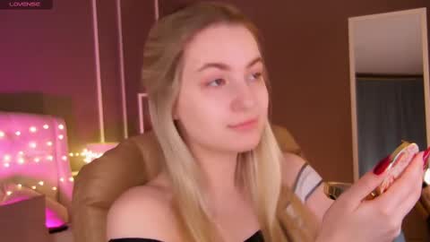 Snapshot of elina_nortas chatting on 02-18-25, 01:21 Elina online show from 02-18-25, 01:21