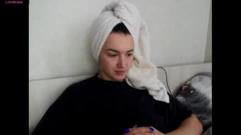 elisa_dove208 online show from 12-04-25, 06:12