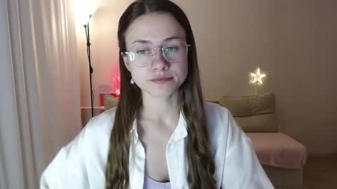 Snapshot of eliscuteblonde chatting on 12-23-24, 06:16 Elis online show from 12-23-24, 06:16