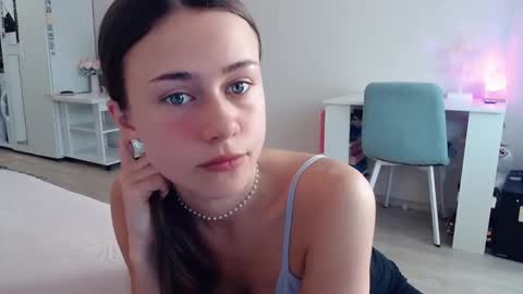 Snapshot of eliscuteblonde chatting on 10-17-25, 04:48 Elis online show from 10-17-25, 04:48