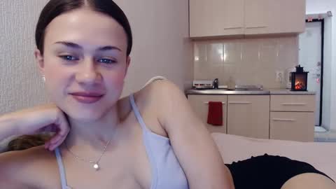 Snapshot of eliscuteblonde chatting on 11-29-25, 05:21 Elis online show from 11-29-25, 05:21