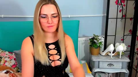 Snapshot of eliseshining chatting on 12-03-24, 03:00 Elise online show from 12-03-24, 03:00