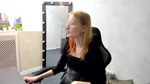 Snapshot of elizabeth_harpper chatting on 03-07-25, 12:58 Elizabeth online show from 03-07-25, 12:58