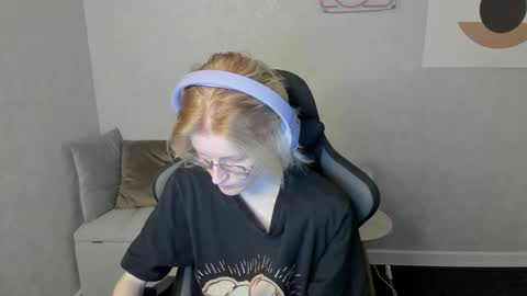 Snapshot of elizabeth_harpper chatting on 09-17-25, 01:18 Elizabeth online show from 09-17-25, 01:18