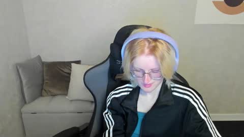 Snapshot of elizabeth_harpper chatting on 09-21-25, 01:18 Elizabeth online show from 09-21-25, 01:18