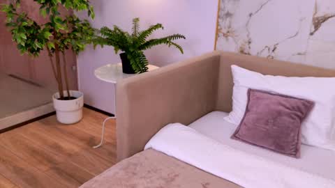 Elizabeth online show from 02-22-25, 03:47