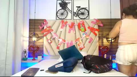Snapshot of elizawiliamst chatting on 09-15-25, 12:05 Eliza online show from 09-15-25, 12:05