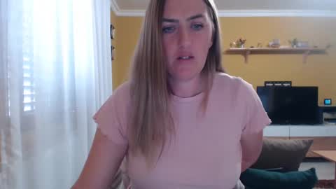 Snapshot of ella_max_live chatting on 03-10-25, 08:04 Ella Max online show from 03-10-25, 08:04