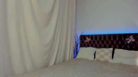 Snapshot of ella_mayers chatting on 02-14-25, 01:23 Ella Mayers online show from 02-14-25, 01:23