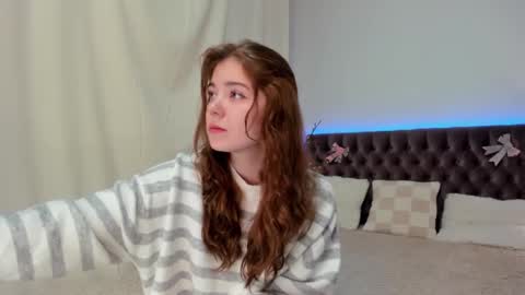 Snapshot of ella_mayers chatting on 02-14-25, 10:14 Ella Mayers online show from 02-14-25, 10:14