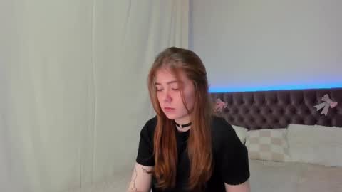 Snapshot of ella_mayers chatting on 03-08-25, 01:06 Ella Mayers online show from 03-08-25, 01:06