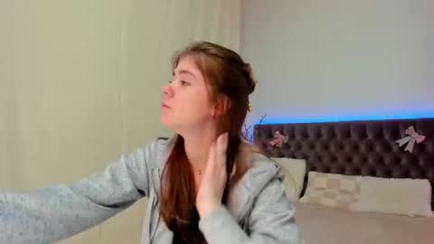 Snapshot of ella_mayers chatting on 03-08-25, 09:18 Ella Mayers online show from 03-08-25, 09:18