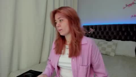 Snapshot of ella_mayers chatting on 09-15-25, 12:27 Ella Mayers online show from 09-15-25, 12:27