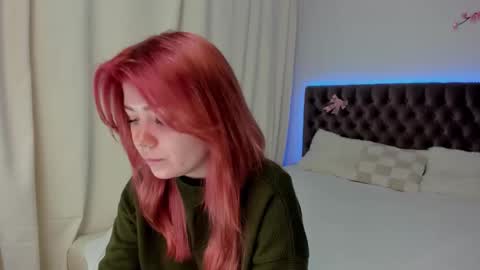 Snapshot of ella_mayers chatting on 09-28-25, 12:21 Ella Mayers online show from 09-28-25, 12:21
