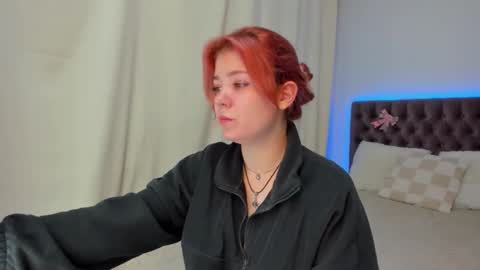 Snapshot of ella_mayers chatting on 10-11-25, 12:15 Ella Mayers online show from 10-11-25, 12:15