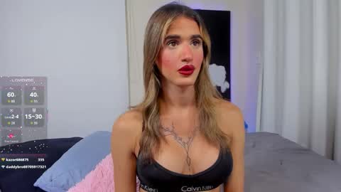 Snapshot of ella_mon chatting on 01-15-26, 10:57 ella_mon online show from 01-15-26, 10:57