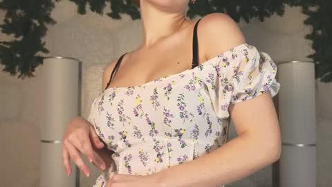 Snapshot of elliephant_ chatting on 01-08-25, 03:28 just Emily online show from 01-08-25, 03:28