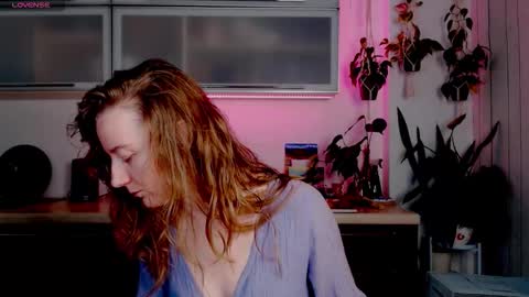 elly_helly online show from 12-16-25, 08:25