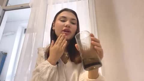 Snapshot of eloisetatsuhara chatting on 10-21-25, 11:44 Alice online show from 10-21-25, 11:44