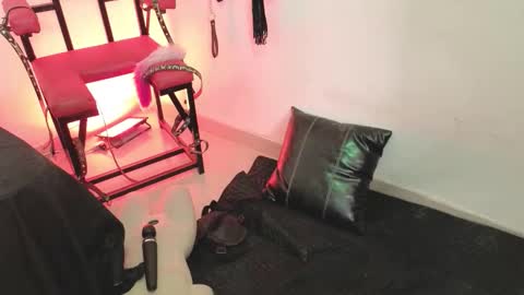 elowen_halley1 online show from 01-05-26, 07:39