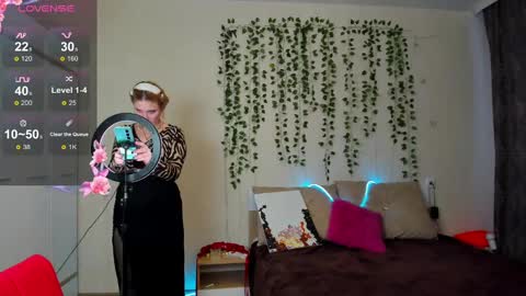 Snapshot of elsa_hot_here chatting on 03-08-25, 02:01 Elsa online show from 03-08-25, 02:01