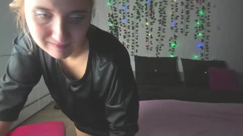 Snapshot of elsa_hot_here chatting on 09-11-25, 01:11 Elsa online show from 09-11-25, 01:11