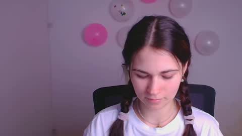 Snapshot of elsa_mur chatting on 02-16-25, 08:00 Elsa online show from 02-16-25, 08:00