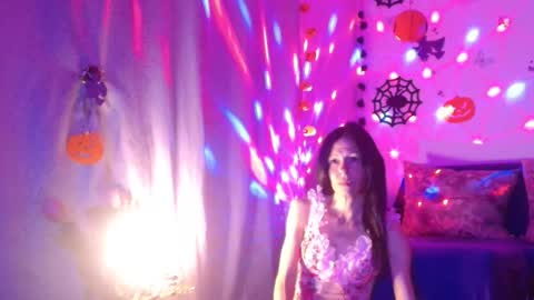 Elisa online show from 10-30-25, 10:32