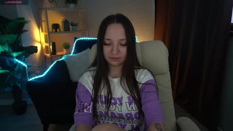 Snapshot of elyslunar_ chatting on 12-20-24, 09:43 Call me Elis online show from 12-20-24, 09:43