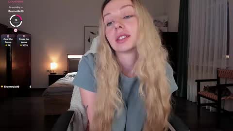 Snapshot of em_emilie chatting on 10-15-25, 02:50 Emilie online show from 10-15-25, 02:50