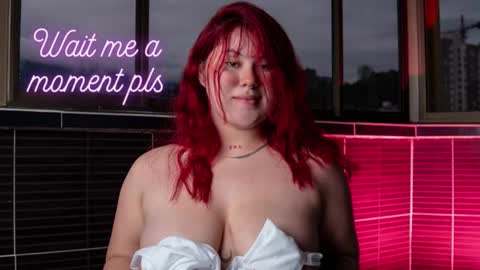 Snapshot of emaparedes01 chatting on 12-15-25, 02:16 Ema online show from 12-15-25, 02:16