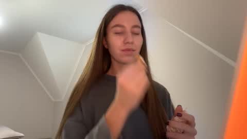 Snapshot of emberfamn chatting on 12-21-25, 12:23 Alina online show from 12-21-25, 12:23